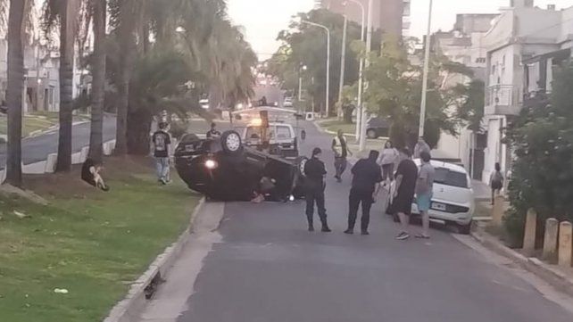 Paraná: jóvenes protagonizaron un choque y vuelco