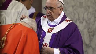 El Papa confesó que tomó la cruz de su fallecido confesor cuando estaba en el ataúd