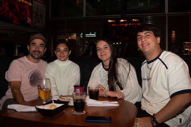 Francisco, Emilia y Maia Guzmán y Juan Capponi