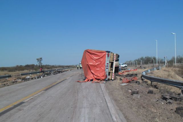 Choque en Recreo: un camionero atropelló un novillo suelto