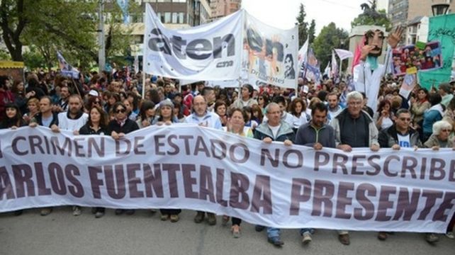 enseñan a luchar. Miles de docentes marcharon ayer en Neuquén por la reapertura de la causa del crimen. &nbsp;