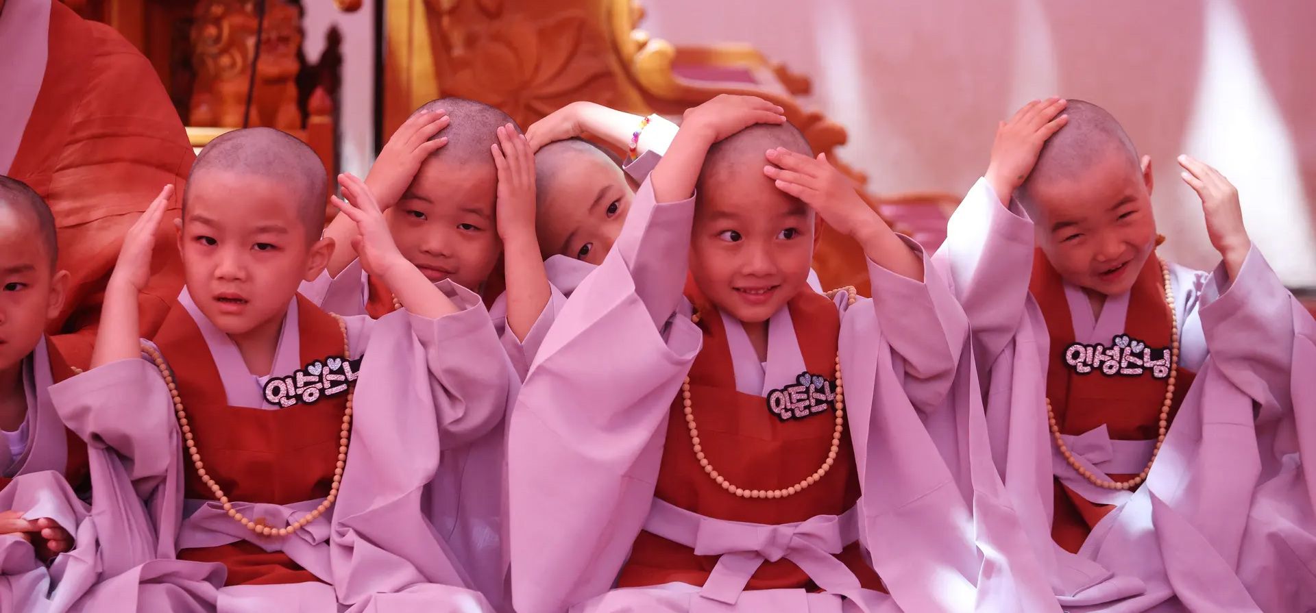 Seúl, Corea del Sur. Niños monjes novatos reaccionan después de afeitarse la cabeza durante un evento para celebrar el próximo Día de Vesak, cumpleaños de Buda, en el templo Jogye. Nueve niños comenzaron a experimentar la vida de los sacerdotes budistas como monjes novatos durante tres semanas en el templo. Fotografía: Kim Hong-Ji/Reuters