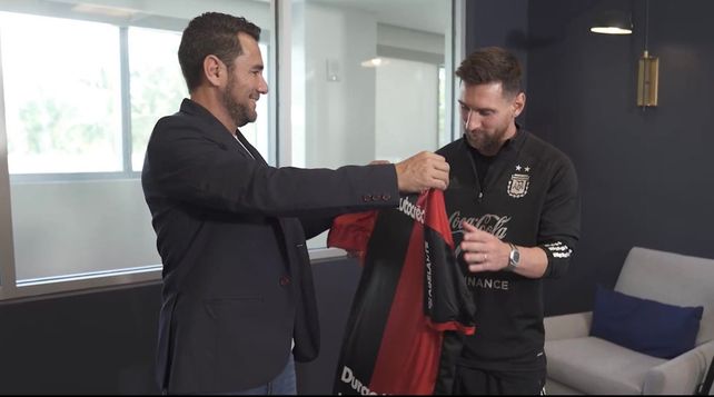 Lionel Messi recibe una camiseta de Newells