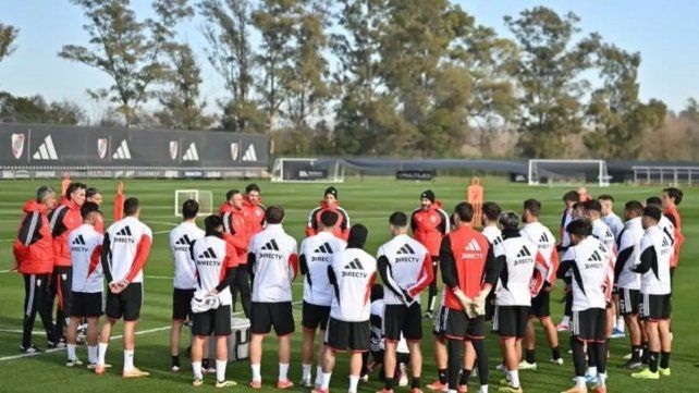 Martín Demichelis le manifestó al plantel sus intenciones de seguir.