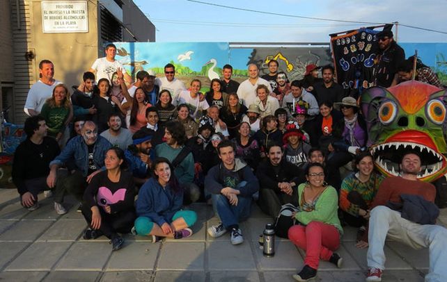 Murales. El grupo ecologista pintó varias intervenciones como el de Costanera y bajada Gallo en Rosario donde da cuenta de los terraplenes y diques ilegales en las islas. (gentileza: Pablo Losaliados)