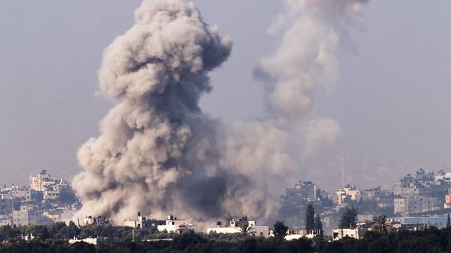 Israel vuelve a bombardear campamento de refugiados palestinos y hay decenas de muertos