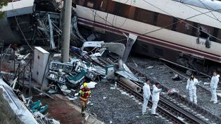 Bomberos y miembros de la Guardia Civil trabajan junto a uno de los trenes siniestrados en España Susana Vera (REUTERS)