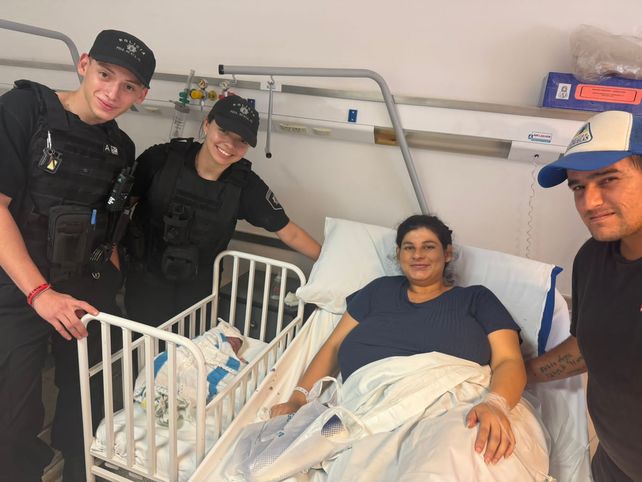 Héroes de la vida cotidiana: dos policías salvaron a un bebé y a su madre, que no sabía que estaba embarazada