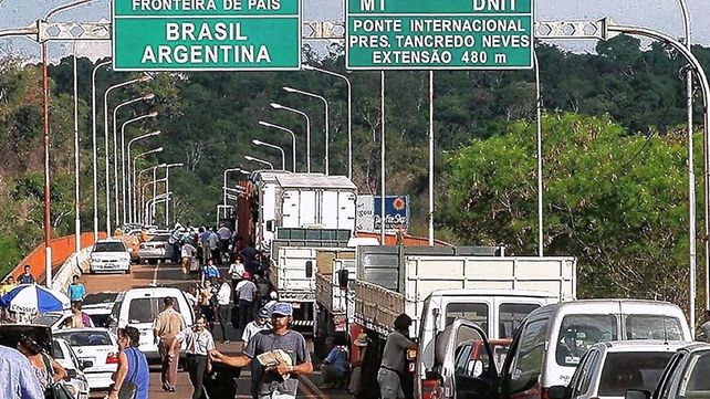Brasil y Uruguay no exigen más test a viajeros que arriben