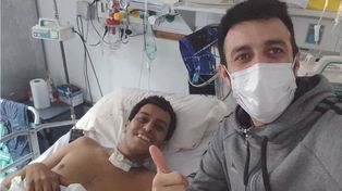 Pulgar para arriba. El suboficial Gabriel Sanabria sonríe junto a uno de sus hermanos en la sala del Heca donde permanece internado.