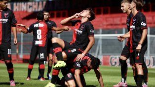 Scarpecchio ya convirtió y lo celebra de una manera particular. Fue el gol que puso a Newells en ventaja.