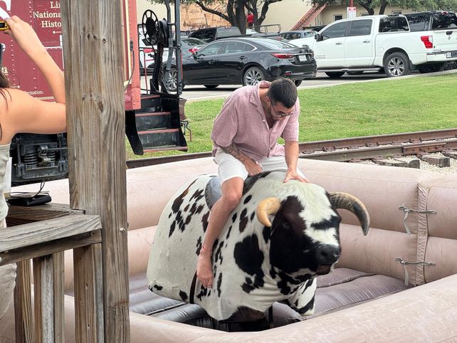 La otra cara del Mundial en Dallas: pistoleros, carruajes, tabernas y toros mecánicos