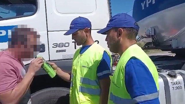 Agentes de la Comisión Nacional de Regulación del Transporte (CNRT) detuvieron en un control a camionero que manejaba con carga peligrosa y alcohol en sangre