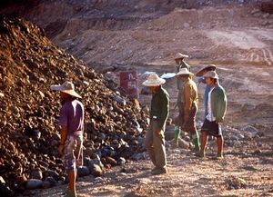 Una montaña sepultó a 97 mineros del jade en Birmania