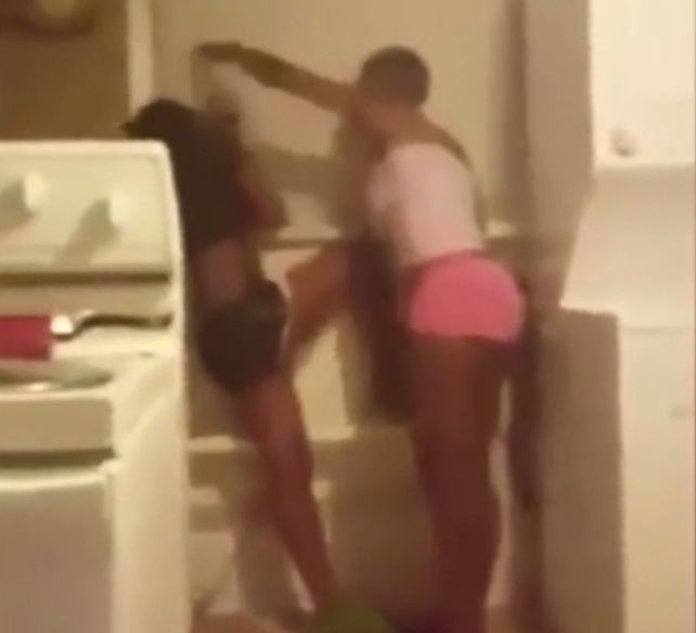 Le dio una brutal golpiza a su hija por publicar fotos prohibidas con su novio y subió el video a Facebook