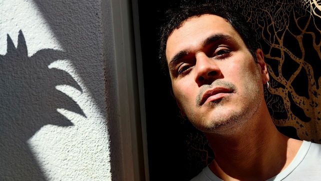 El rosarino Juani Favre presenta su nuevo disco De pies a cabeza este sábado 9 en la terraza de Plataforma Lavardén