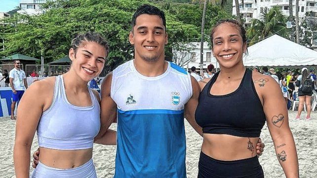 El santafesino Lautaro Seghesso junto a Camila Amarilla y Linda Machuca en Colombia.