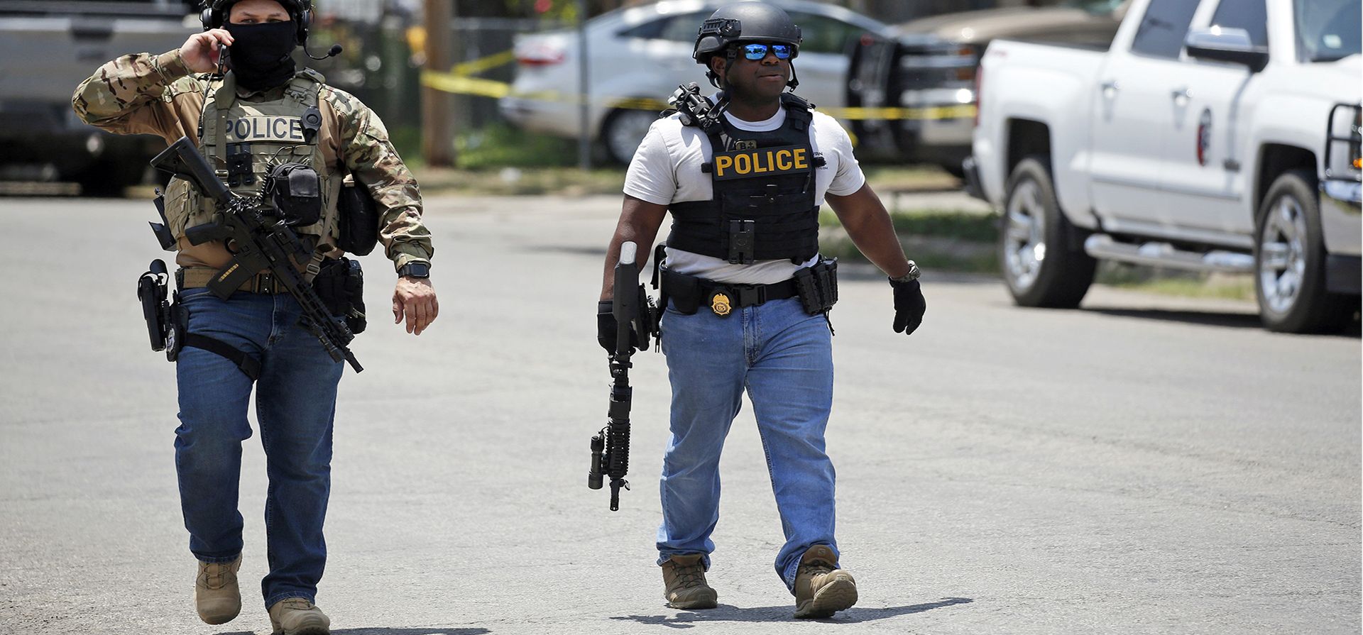 La policía camina cerca de la Escuela Primaria Robb luego de un tiroteo, el martes 24 de mayo de 2022, en Uvalde, Texas.
