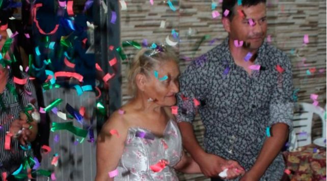 Una mujer tuvo su fiesta de 15 a los 79 años gracias al esfuerzo de su familia