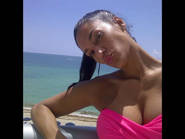 Una morocha hot suelta en las playas de Punta
