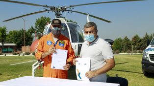 Fiorenza (derecha) con el responsable de UTV y el helicóptero sanitario.
