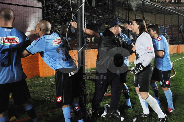 El partido disputado en agosto de 2012 en la cancha de Colón donde se produjeron los incidentes.