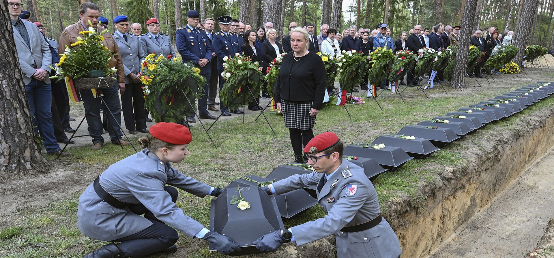 Pequeños ataúdes que contienen los restos de soldados alemanes están incrustados en el cementerio del bosque en un evento conmemorativo organizado por el Volksbund Deutsche Kriegsgraeberfuersorge e.V. (Comisión Alemana de Tumbas de Guerra) en Halbe, Alemania, el jueves 5 de mayo de 2022.