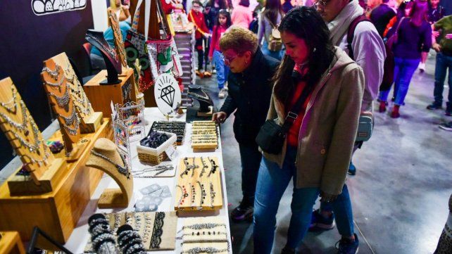 Este viernes en la Sala Mayo tuvo una buena concurrencia la feria Diseña Paraná en su primer día.