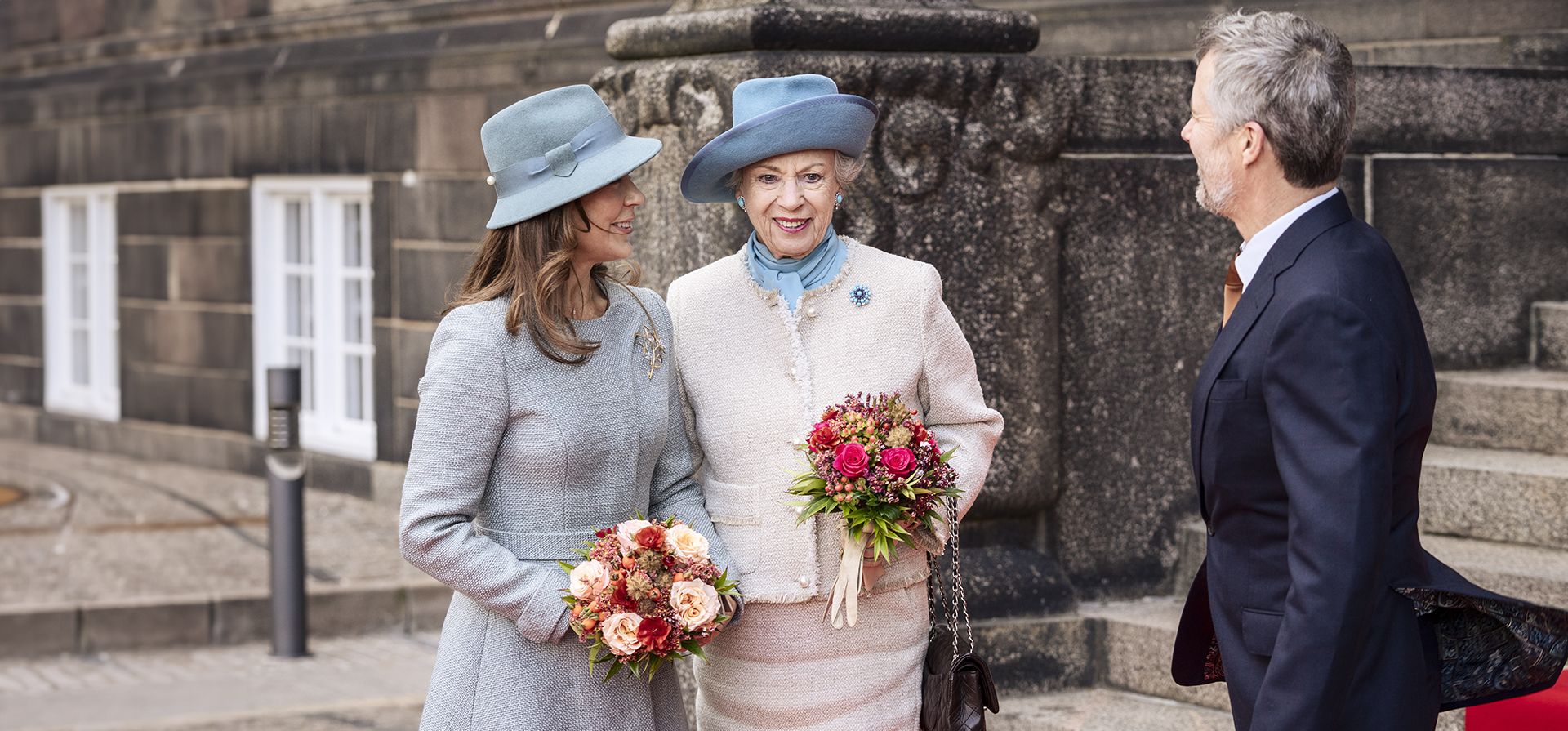 La reina María, la princesa Benedicta y el rey Federico X de Dinamarca llegan para asistir a la inauguración del Folketinget, el Parlamento danés, en el castillo de Christiansborg en Copenhague, el martes 1 de octubre de 2024. (Thomas Traasdahl/Ritzau Scanpix vía AP) La reina María, la princesa Benedicta y el rey Federico X de Dinamarca llegan para asistir a la inauguración del Folketinget, el Parlamento danés, en el castillo de Christiansborg en Copenhague, el martes 1 de octubre de 2024. (Thomas Traasdahl/Ritzau Scanpix vía AP)
