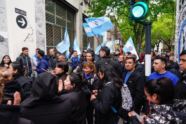 Los empleados de Electrolux se reunieron frente al Ministerio de Trabajo de Santa Fe.