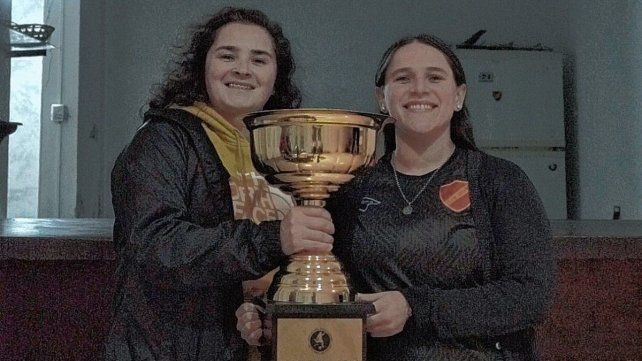 Dana Peralta y Cecilia Frias elevan el trofeo que conquistó Español