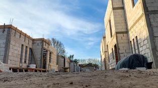 La construcción de condominios en terrenos donde antes había una sola casa llevó a los vecinos a pedir que mejoren los servicios de agua, luz y cloacas.