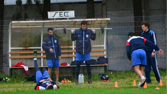 Los futbolistas efectuaron los primeros movimientos en el predio de Empleados de Comercio. &nbsp;