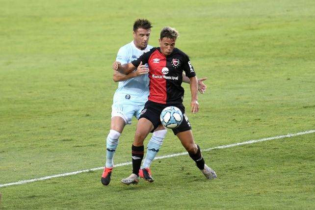Alexis Rodríguez y Pillud disputan el balón. El delantero leproso hizo muy poco.