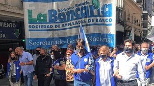 La Asociación Bancaria (AB) confirmó que el próximo jueves 23 de febrero se realizará un paro nacional de 24 horas. Los trabajadores bancarios confirmaron la medida tras el fracaso de la reunión con las entidades en dependencias del Ministerio de Trabajo.&nbsp;