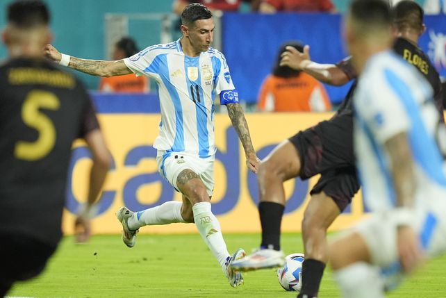 Zurda mágica. Fideo Di María jugó poco más de 70 minutos y cuando se retiró lo hizo bajo una catarata de aplausos.