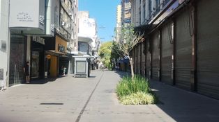 El centro de Rosario quedó deshabitado después del mediodía