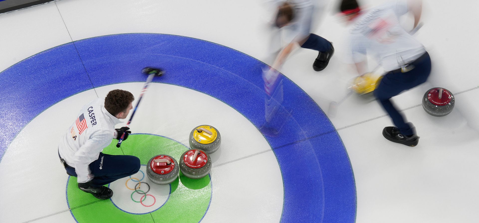 El estadounidense Daniel Casper observa a sus compañeros barrer frente a una piedra durante un partido de curling masculino contra Canadá en los Juegos Olímpicos de Invierno de 2026, en Cortina d'Ampezzo, Italia, el viernes 13 de febrero de 2026. (Foto AP/David J. Phillip) El estadounidense Daniel Casper observa a sus compañeros barrer frente a una piedra durante un partido de curling masculino contra Canadá en los Juegos Olímpicos de Invierno de 2026, en Cortina d'Ampezzo, Italia, el viernes 13 de febrero de 2026. (Foto AP/David J. Phillip)