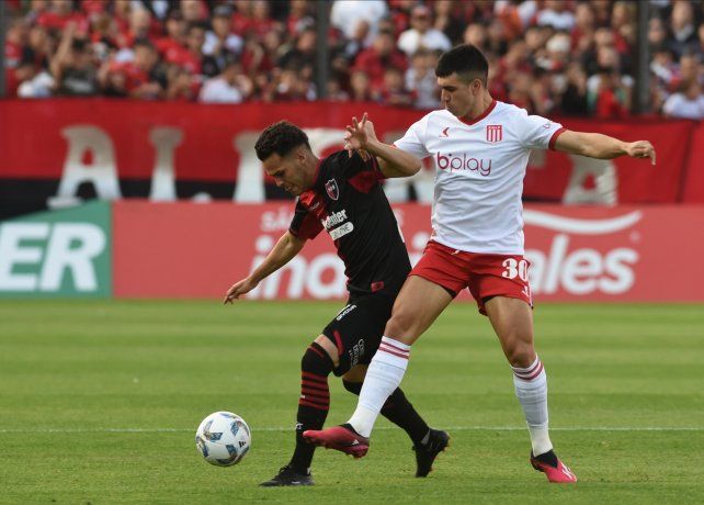 La lengua afuera. Ferreira maniobra ante Rodríguez. Estuvo solo un tiempo en cancha.