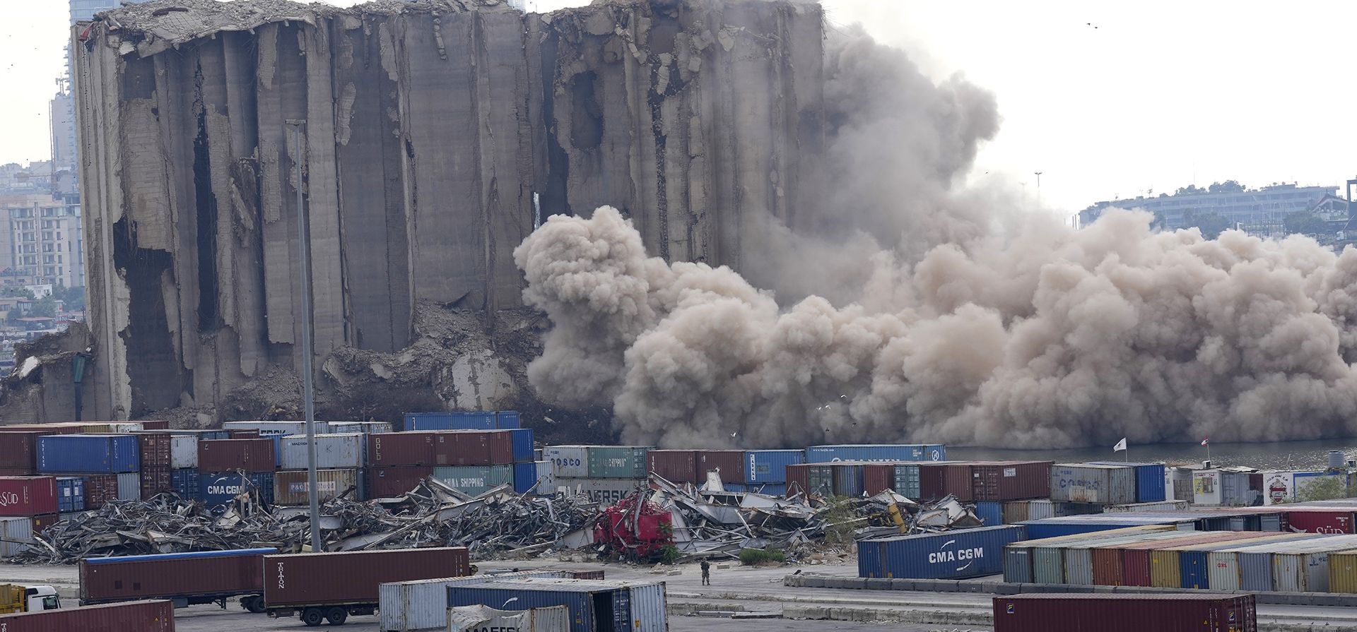Una parte izquierda de los silos dañados durante la explosión masiva de agosto de 2020 en el puerto colapsa, en Beirut, Líbano, en Beirut, Líbano, el jueves 4 de agosto de 2022.