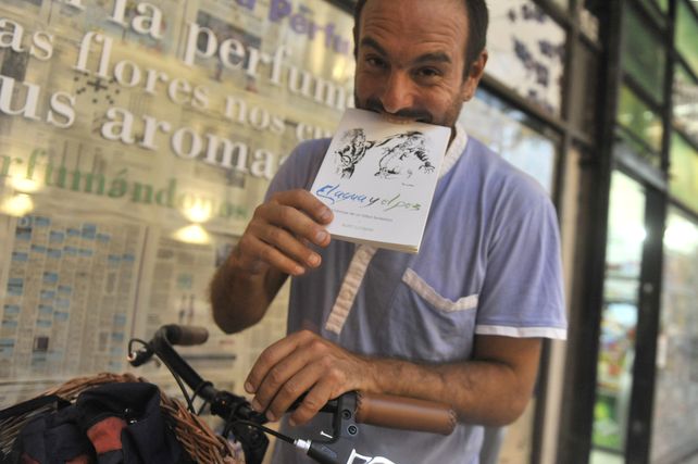 Una de sus crónicas integrará Pelota de papel