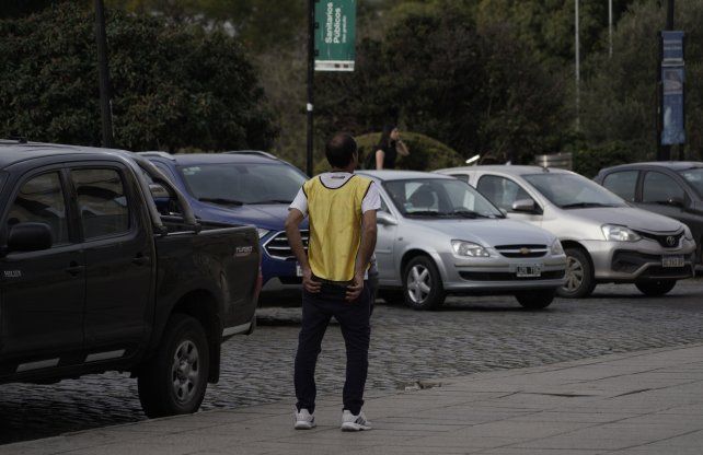 Diputados votó a favor de un mayor control a los cuidacoches, pero el proyecto vuelve al Senado