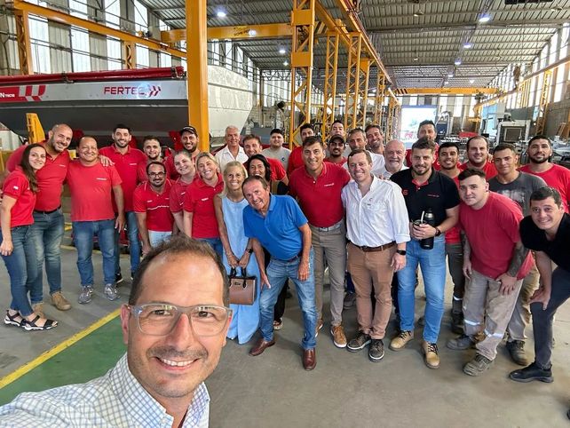Gustavo Crucianelli toma la selfie con todo el equipo de trabajo del grupo.