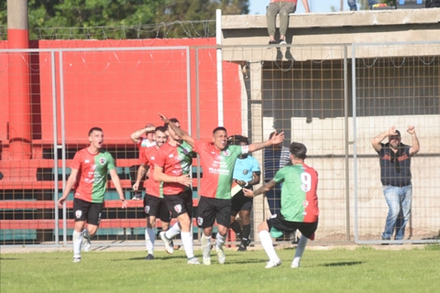 Joel Nicolás Rojas festeja el tanto del triunfo de Coronel Aguirre