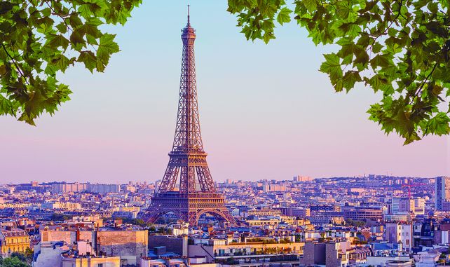 La Torre Eiffel es el monumento de pago más visitado del mundo, símbolo de París con 330 metros de altura.