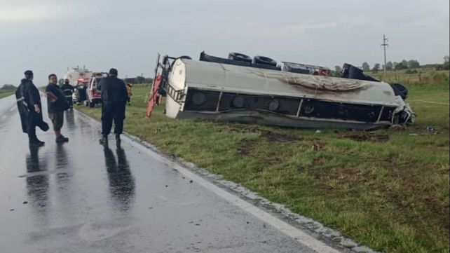 El camión cisterna y el automóvil terminaron en la banquina. (Foto: Eldepartamental.com)