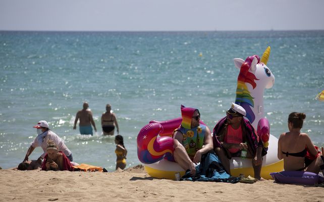 Turistas toman el sol en una playa de la isla de Mallorca