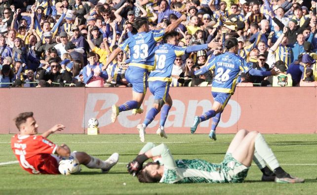 Giovanni Cantizano ya convirtió el segundo tanto canalla y lo grita frente a los hinchas.