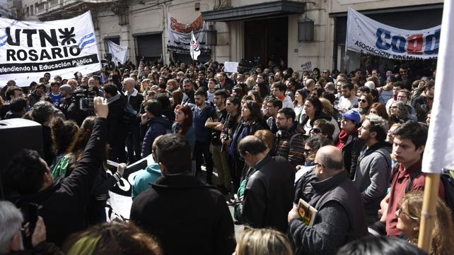 Una multitudinaria marcha cerró filas en defensa de la universidad pública