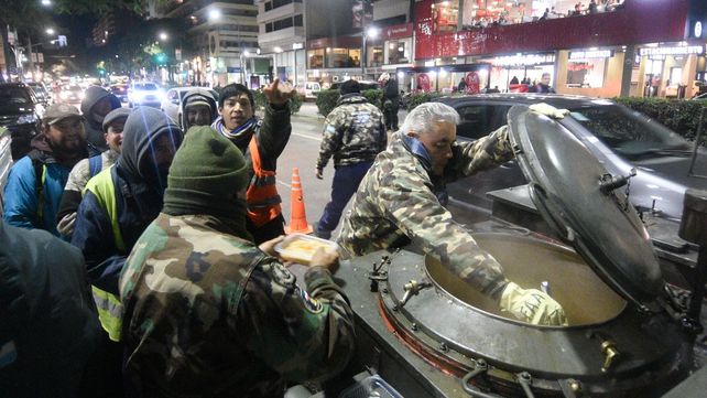 Cada noche los veteranos de Malvinas reparten raciones de comida que preparan en una cocina de campaña con la que recorren las calles de Rosario.